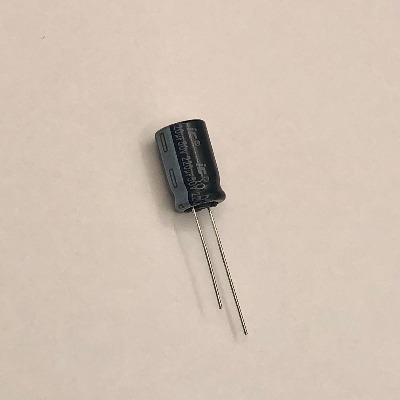 [RAW] 1 x Aluminum Electrolytic Capacitor 220uF 50V 20% 10x16m Illinois